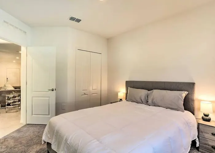 Massive 4 Bedroom Close To The Beach With A Pool