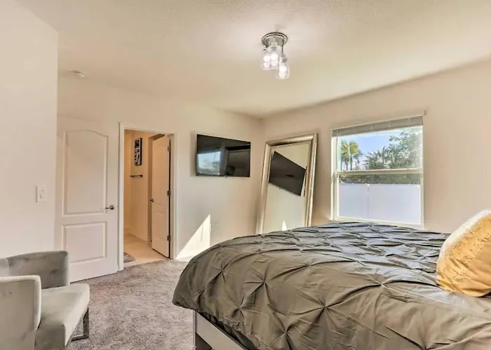 Massive 4 Bedroom Close To The Beach With A Pool